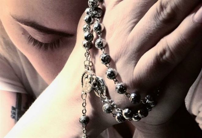 lady gaga con il rosario