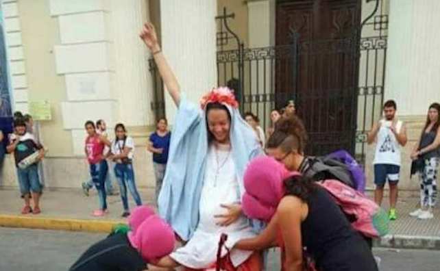 femministe danno scandalo in argentina e cercano di bruciare la cattedrale