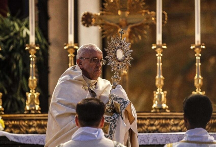 Papa Francesco: ci siamo abituati all'Eucaristia