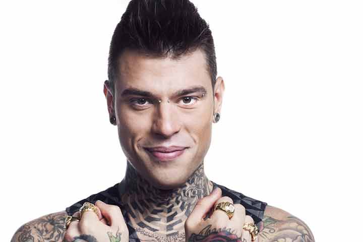 fedez offende i cattolici sul crocifisso