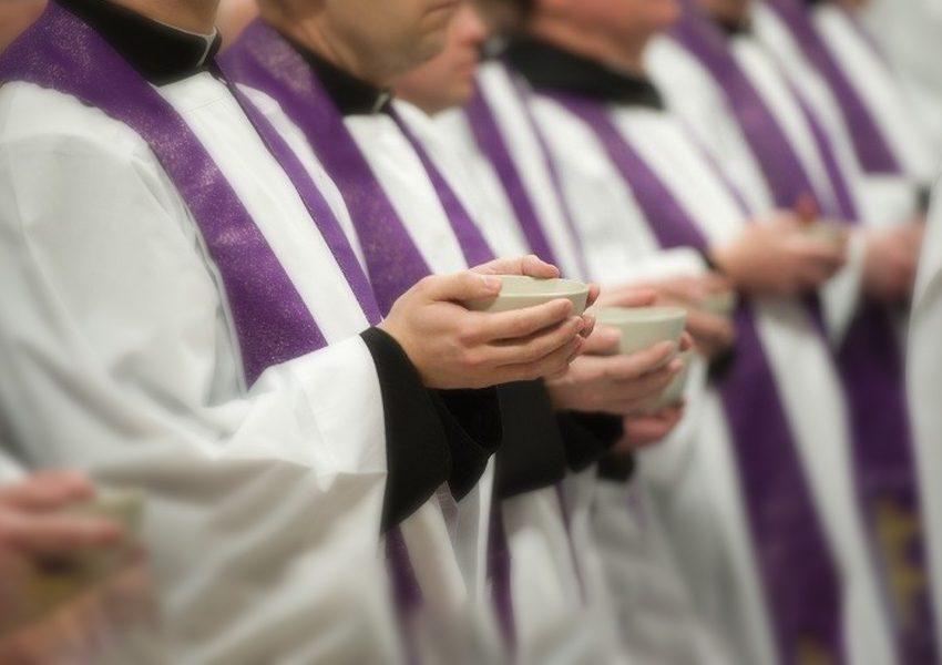 Bisogna pregare per i sacerdoti